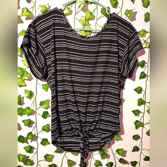 Kin & Cami- Black Short Sleeve - Picture 1 of 3